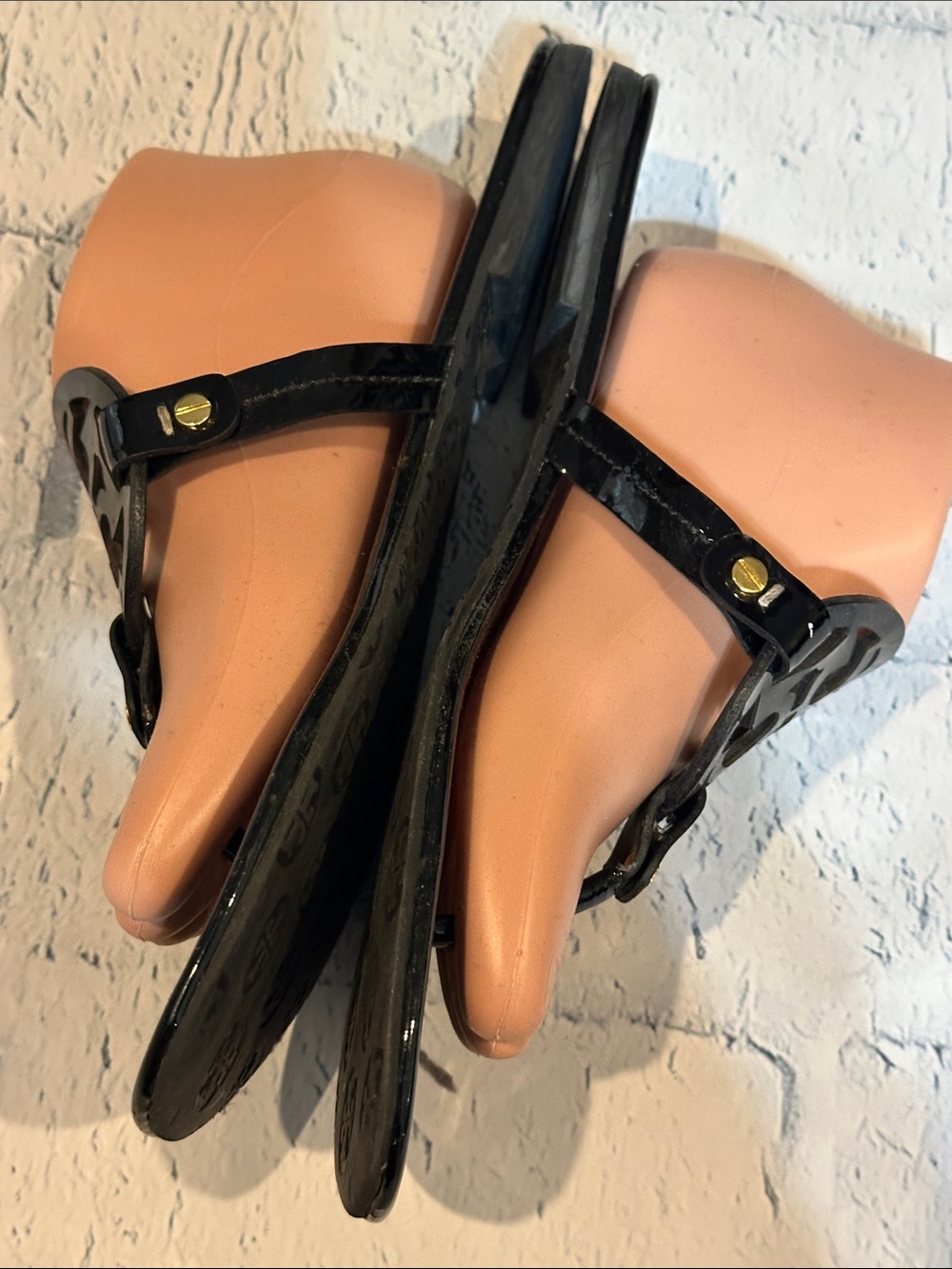 Tory Burch Black Patent Miller Thong Sandals with Round Cutout Medallion - Picture 3 of 7